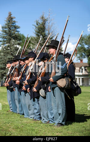 La guerre civile reenactors soldat de l'Union à l'attention, de Fort Stanton Live !, Fort Stanton, Nouveau Mexique USA Banque D'Images