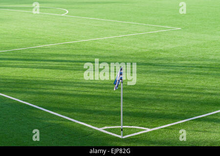 Terrain de football synthétique avec marquage drapeau de coin Banque D'Images