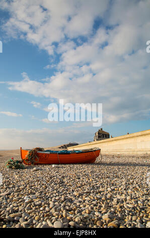 Bateau de pêche sur la plage de Chesil Banque D'Images