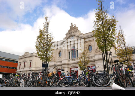 Prêt de vélos en face de la Gare de Louvain la gare de Louvain Banque D'Images