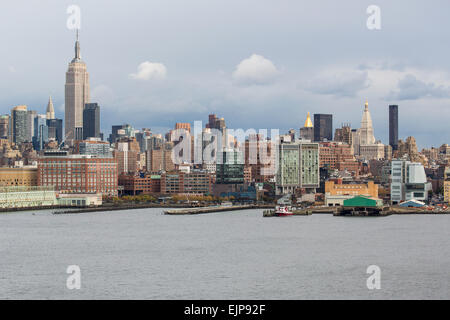 Empire State Building et Manhattan de l'autre côté de la rivière Hudson, New York, États-Unis d'Amérique Banque D'Images