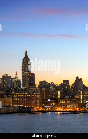 Empire State Building et Manhattan de l'autre côté de la rivière Hudson, New York, États-Unis d'Amérique Banque D'Images