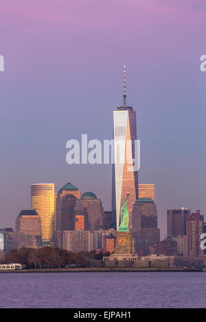 One World Trade Center et le centre-ville de Manhattan à travers le fleuve Hudson, New York, États-Unis d'Amérique Banque D'Images