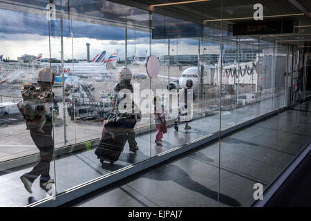 L'arrivée des passagers à l'aéroport Charles de Gaulle Terminal 2F les doigts Banque D'Images