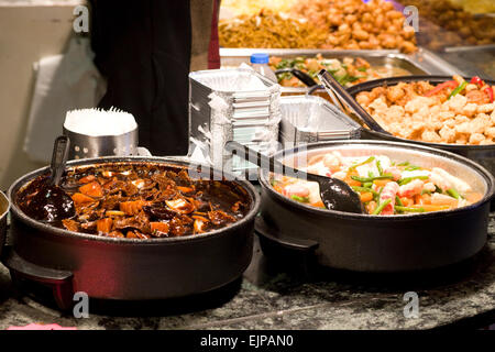 Cuisson des aliments chinois dans les casseroles sur un étal à Camden Londres Banque D'Images