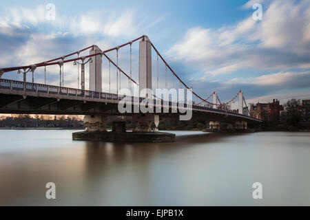 Après-midi de printemps à Chelsea Bridge à Londres, en Angleterre. Banque D'Images