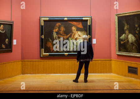 Femme à la recherche de peintures dans l'Institut des Arts, Université de Birmingham UK Banque D'Images