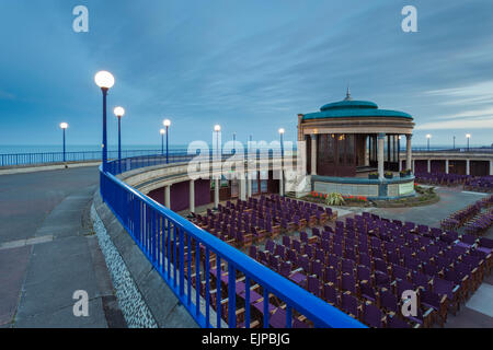 Soirée au kiosque d'Eastbourne, East Sussex, Angleterre. Banque D'Images