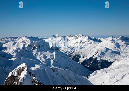 Montagnes habillées de neige au-dessus de Lech Zurs et du sommet du Valluga au dessus de St Anton Arlberg Autriche Banque D'Images