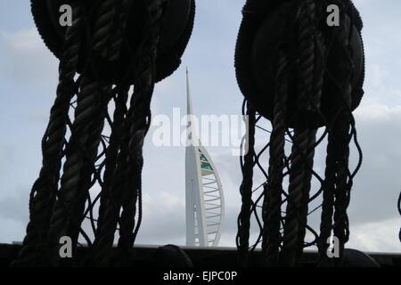 Spinnaker Tower vue à travers le gréement du HMS Warrior. Le port de Portsmouth, Royaume-Uni Banque D'Images