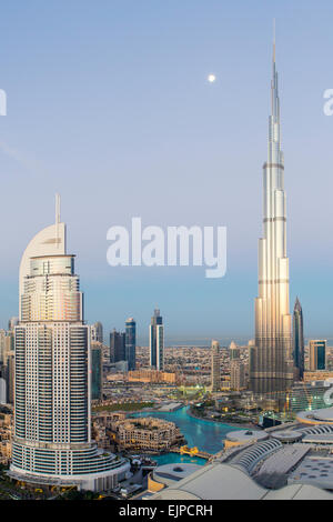 Dubaï, Émirats arabes unis, Burj Khalifa et gratte-ciel sur la route Sheikh Zayed, elevated view Banque D'Images