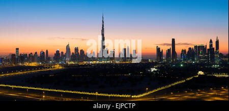 Dubaï, Émirats arabes unis, Burj Khalifa et gratte-ciel sur la route Sheikh Zayed, soir view panoramique Banque D'Images