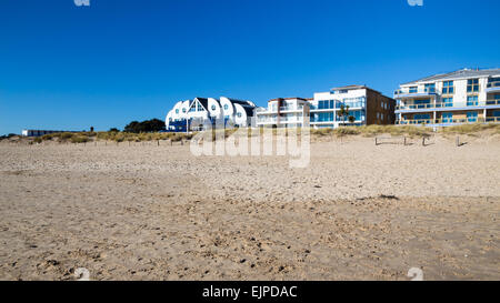 Belle plage de sable doré à bancs de Dorset England UK Europe Banque D'Images