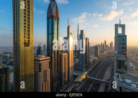 Emirats Arabes Unis, Dubaï, Sheikh Zayed Road, le trafic et les nouveaux immeubles de grande hauteur Banque D'Images