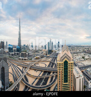 Burj Khalifa Dubai, élevée sur Sheikh Zayed Road et de la route du centre financier, le centre-ville de Dubaï, AUX ÉMIRATS ARABES UNIS Banque D'Images