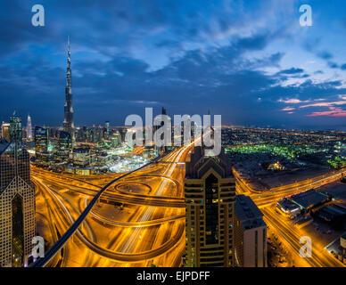 Burj Khalifa Dubai, élevée sur Sheikh Zayed Road et de la route centre financier, le centre-ville de Dubaï, AUX ÉMIRATS ARABES UNIS Banque D'Images