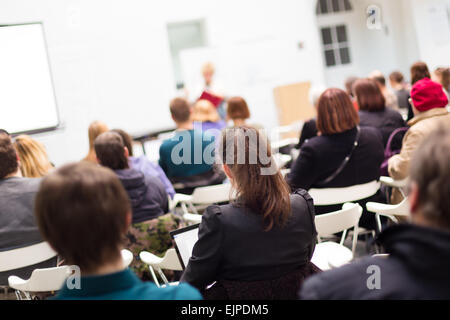 Femme chargée de cours à l'université. Banque D'Images