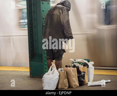 L'onu-domicilié avec ses biens individuels sur la plate-forme du métro West 4th Street à New York, le vendredi 27 mars, 2015. (© Richard B. Levine) Banque D'Images