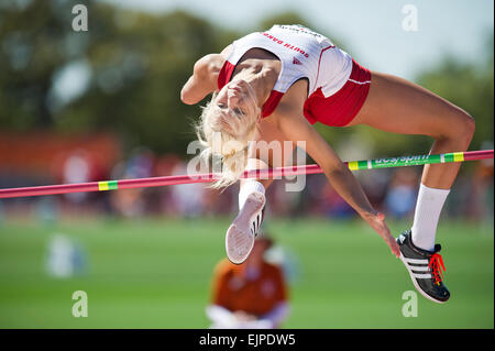 28 mars 2015 : Dakota du Sud Megan Glisar # 2673 Saut en hauteur femmes à la 88e Nike Clyde Littlefield Texas Relais, Mike A. Myers Stadium. Austin, Texas. Banque D'Images