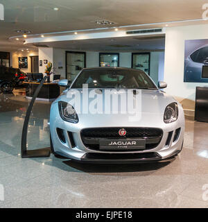 Jaguar F Type dans Car Showroom Barretts de Canterbury Concessionnaire Banque D'Images