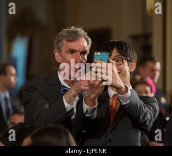 Washington DC : Bill Nye The Science Guy selfies prend un avec un étudiant dans l'East Room de la Maison Blanche. Banque D'Images