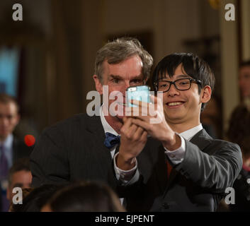 Washington DC : Bill Nye The Science Guy selfies prend un avec un étudiant dans l'East Room de la Maison Blanche. Banque D'Images