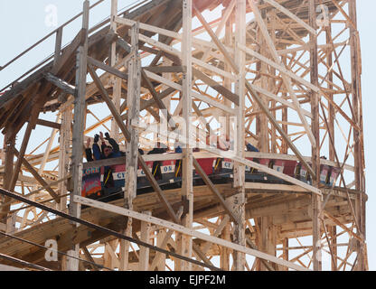 Jour d'ouverture du cyclone roller coaster dans Coney Island à New York, le dimanche 29 mars, 2015. L'ouverture de la célèbre montagne russe en bois emblématique marque l'arrivée de la saison estivale. (© Richard B. Levine) Banque D'Images