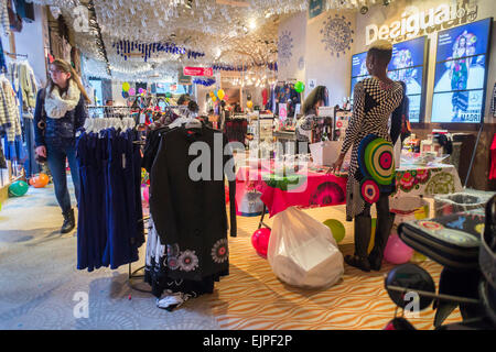 L'intérieur d'un magasin Desigual shopping sur la Cinquième Avenue à New York durant un événement promotionnel le samedi 21 mars, 2015. (© Richard B. Levine) Banque D'Images