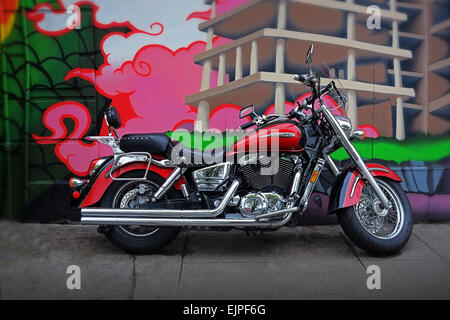 Honda Shadow Aero 11000 moto cruiser garé en face d'un mur couvert de graffitis à Dublin en Irlande. Banque D'Images