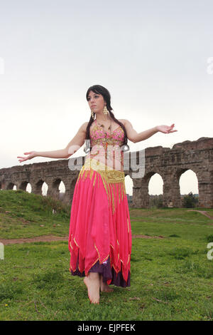 Danseuse du Ventre avec les aqueducs romains antiques ruines Banque D'Images