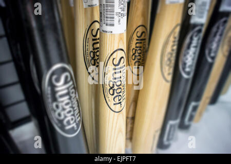 Marque Louisville Slugger baseball en exposition dans un magasin à New York le Mardi, Mars 24, 2015. Les 121 ans de la marque emblématique a été vendu, en attendant l'approbation des actionnaires, par Hillerich & Bradsby à Wilson Sporting Goods, appartenant à la Finlande d'après Amer Sports pour un montant non divulgué. (© Richard B. Levine) Banque D'Images