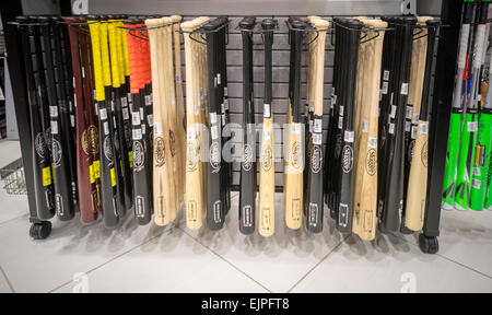 Marque Louisville Slugger baseball en exposition dans un magasin à New York le Mardi, Mars 24, 2015. Les 121 ans de la marque emblématique a été vendu, en attendant l'approbation des actionnaires, par Hillerich & Bradsby à Wilson Sporting Goods, appartenant à la Finlande d'après Amer Sports pour un montant non divulgué. (© Richard B. Levine) Banque D'Images