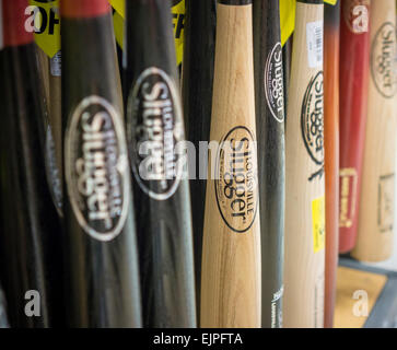 Marque Louisville Slugger baseball en exposition dans un magasin à New York le Mardi, Mars 24, 2015. Les 121 ans de la marque emblématique a été vendu, en attendant l'approbation des actionnaires, par Hillerich & Bradsby à Wilson Sporting Goods, appartenant à la Finlande d'après Amer Sports pour un montant non divulgué. (© Richard B. Levine) Banque D'Images
