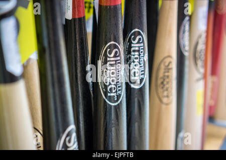 Marque Louisville Slugger baseball en exposition dans un magasin à New York le Mardi, Mars 24, 2015. Les 121 ans de la marque emblématique a été vendu, en attendant l'approbation des actionnaires, par Hillerich & Bradsby à Wilson Sporting Goods, appartenant à la Finlande d'après Amer Sports pour un montant non divulgué. (© Richard B. Levine) Banque D'Images