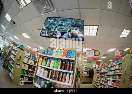 Un moniteur affiche le flux vidéo des caméras de sécurité d'un drug store à New York Lundi, Mars 23, 2015. (© Richard B. Levine) Banque D'Images