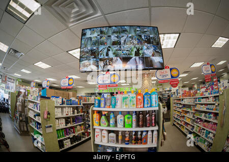 Un moniteur affiche le flux vidéo des caméras de sécurité d'un drug store à New York Lundi, Mars 23, 2015. (© Richard B. Levine) Banque D'Images