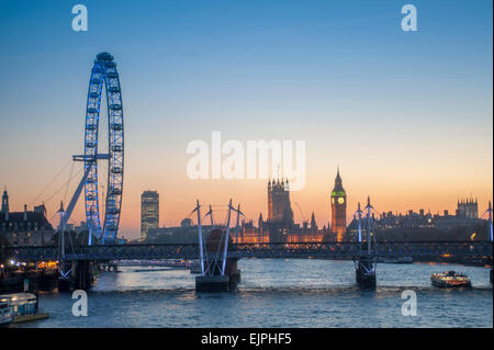 Vue sur la Tamise (à l'ouest) de Waterloo Bridge dans le centre de Londres, Angleterre, Royaume-Uni. Banque D'Images