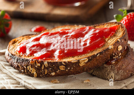 Gelée de fraises fait maison sur une rôtie de blé entier Banque D'Images