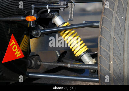 Au fil de la bobine à l'avant de l'amortisseur d'une voiture de course Open Wheeler. Banque D'Images