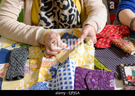 Gros plan des mains d'une couturière dans son atelier Banque D'Images