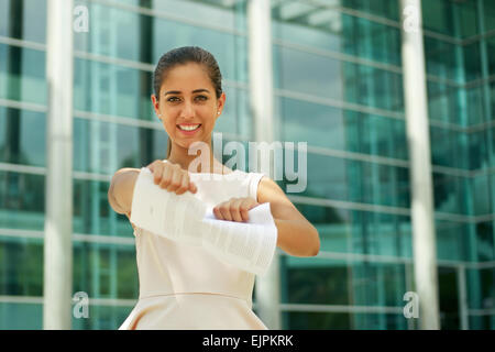 Portrait de belle latina woman démissionne de job, déchirant un contrat d'emploi et à la recherche heureux à l'appareil photo, smiling Banque D'Images