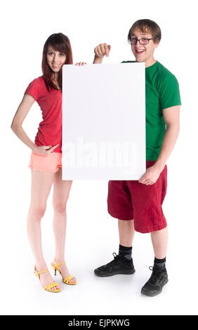 Young Couple Holding Empty un carton blanc Banque D'Images