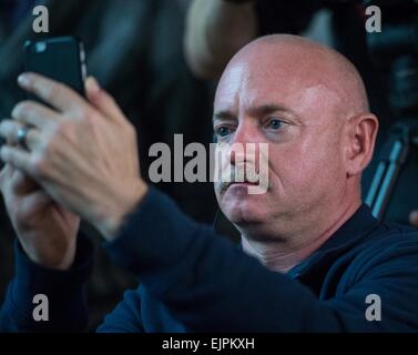 L'ancien astronaute de la NASA Mark Kelly prend une photo de son frère l'expédition 43 de la Station spatiale internationale L'astronaute de la NASA, le commandant Scott Kelly derrière le verre au cours de la conférence de presse de l'équipage à l'hôtel cosmonaute le 26 mars 2015 à Baïkonour, au Kazakhstan. Kelly et cosmonautes Mikhail Kornienko et Gennady Padalka lancer dans leur vaisseau Soyouz TMA-16M Le 28 mars pour une année longue mission à bord de l'ISS. Banque D'Images