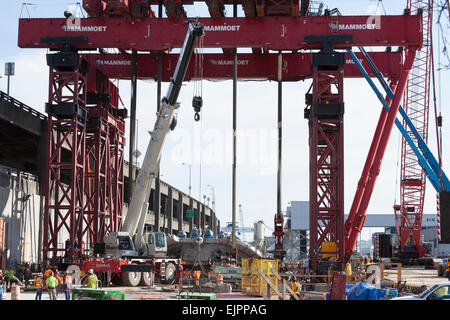 Seattle, Washington, USA. 30Th Mar, 2015. Crane lève le visage de coupe le plus grand tunnel-aléseuse de la surface de réparation - le 30 mars 2015. Le tunnelier, surnommé Bertha, a été retardé depuis décembre 2013 après une surchauffe en raison des dommages causés à l'entraînement de la tête de coupe, les roulements et les joints. Ce retard a duré plus d'un an, car les travailleurs qui ont creusé un puits vertical de 120 pieds vers le bas la tête de coupe pour la réparer. Creuser devrait reprendre en août, une fois les réparations terminées. Crédit : Paul Gordon/Alamy Live News Banque D'Images