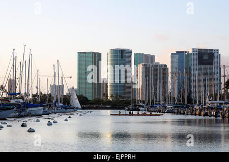 Waikiki, Hawaii, USA. Mar 27, 2015. Ala Wai Yacht Harbor, dans l'après-midi sur un ton calme et clair, Honolulu, Oahu, Hawaii. Banque D'Images