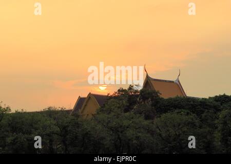 Soleil se couche derrière le temple bouddhiste, Bangkok, Thaïlande Banque D'Images