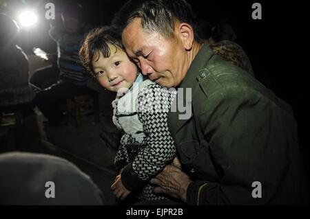 Jianhe, province du Guizhou en Chine. 30Th Mar, 2015. Les villageois passent la première nuit après un tremblement de terre sur l'aire de jeux de l'école élémentaire en Xiuliu Xinliu Village de Nanjia Canton de Jianhe, comté de la province du Guizhou, au sud-ouest de la Chine, le 30 mars 2015. De nombreux villageois touchés par un tremblement de terre de magnitude 5,5 a dû dormir dans l'ouvrir lors de la première nuit après le séisme. Le gouvernement local a commencé à construire des camps de fortune pour le evacuators. Credit : Ou Dongqu/Xinhua/Alamy Live News Banque D'Images