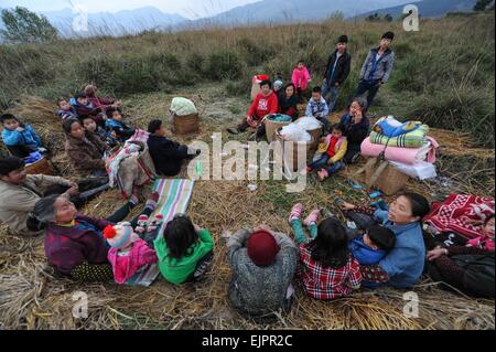 Jianhe, province du Guizhou en Chine. Mar 31, 2015. Les villageois se reposer à l'air libre après un tremblement de terre Wangze au Village de Nanjia Canton de Jianhe, comté de la province du Guizhou, au sud-ouest de la Chine, 31 mars 2015. De nombreux villageois touchés par un tremblement de terre de magnitude 5,5 a dû dormir dans l'ouvrir lors de la première nuit après le séisme. Le gouvernement local a commencé à construire des camps de fortune pour le evacuators. Credit : Ou Dongqu/Xinhua/Alamy Live News Banque D'Images