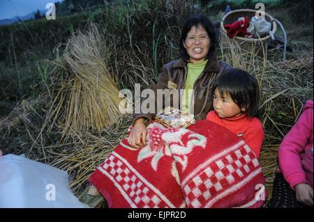 Jianhe, province du Guizhou en Chine. Mar 31, 2015. Les villageois se reposer à l'air libre après un tremblement de terre Wangze au Village de Nanjia Canton de Jianhe, comté de la province du Guizhou, au sud-ouest de la Chine, 31 mars 2015. De nombreux villageois touchés par un tremblement de terre de magnitude 5,5 a dû dormir dans l'ouvrir lors de la première nuit après le séisme. Le gouvernement local a commencé à construire des camps de fortune pour le evacuators. Credit : Ou Dongqu/Xinhua/Alamy Live News Banque D'Images