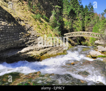 Dans les montagnes d'eau sous le pont de passage Banque D'Images